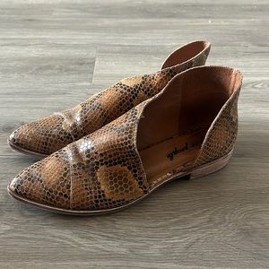 Free People Royal Flat Sz 39 (8.5) Snakeskin